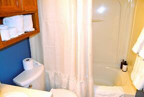 Red 4 Apartment - Experience the Comfort of This Charming