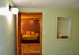 Red 4 Apartment - Experience the Comfort of This Charming