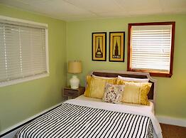 Red 4 Apartment - Experience the Comfort of This Charming