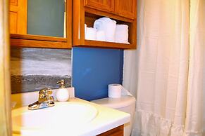 Red 4 Apartment - Experience the Comfort of This Charming