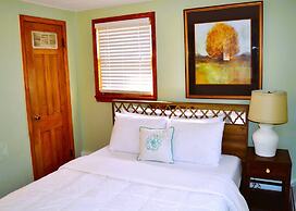 Red 4 Apartment - Experience the Comfort of This Charming