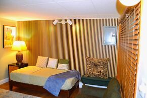 Red 4 Apartment - Experience the Comfort of This Charming