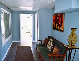 Red 4 Apartment - Experience the Comfort of This Charming