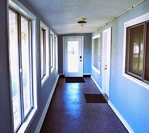 Red 4 Apartment - Experience the Comfort of This Charming