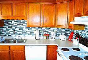 Red 4 Apartment - Experience the Comfort of This Charming