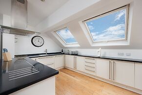 Modern 3 Bed Apartment - Parking