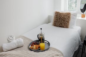 Modern 3 Bed Apartment - Parking