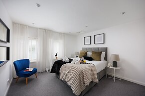 Modern 3 Bed Apartment - Parking