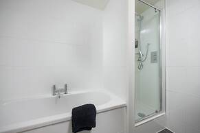 Modern 3 Bed Apartment - Parking