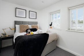 Modern 3 Bed Apartment - Parking