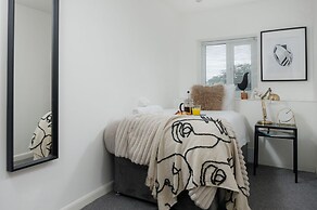 Modern 3 Bed Apartment - Parking