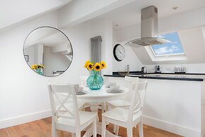 Modern 3 Bed Apartment - Parking