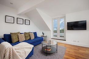 Modern 3 Bed Apartment - Parking