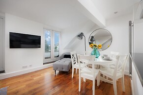 Modern 3 Bed Apartment - Parking