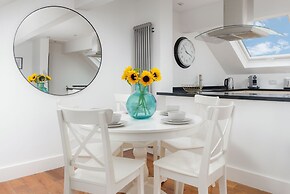 Modern 3 Bed Apartment - Parking