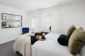 Modern 3 Bed Apartment - Parking