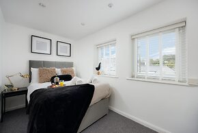 Modern 3 Bed Apartment - Parking