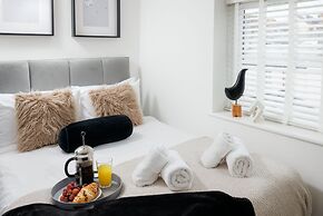 Modern 3 Bed Apartment - Parking