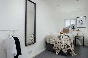 Modern 3 Bed Apartment - Parking