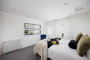 Modern 3 Bed Apartment - Parking