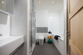 Modern 3 Bed Apartment - Parking