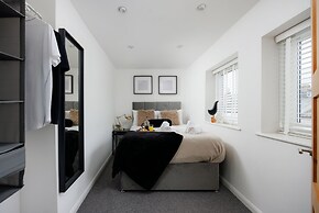 Modern 3 Bed Apartment - Parking