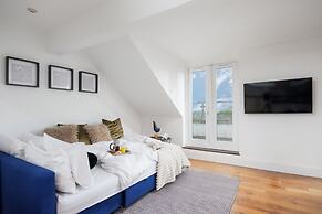 Modern 3 Bed Apartment - Parking