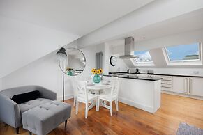 Modern 3 Bed Apartment - Parking
