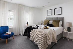 Modern 3 Bed Apartment - Parking