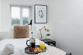 Modern 3 Bed Apartment - Parking