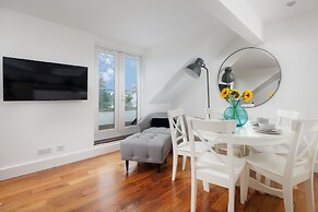 Modern 3 Bed Apartment - Parking