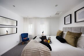 Modern 3 Bed Apartment - Parking