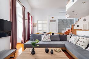 Athenian Getaway Villa by Athenian Homes