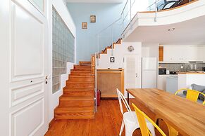 Athenian Getaway Villa by Athenian Homes