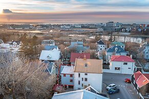 Downtown Baldursbrá Holiday Home