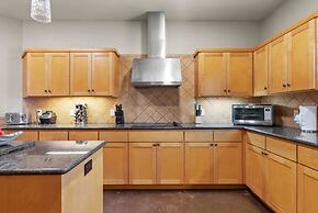 Exceptional Lake Travis Estate w Pool