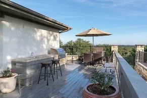 Exceptional Lake Travis Estate w Pool