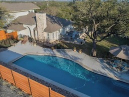 Exceptional Lake Travis Estate w Pool