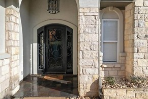 Exceptional Lake Travis Estate w Pool