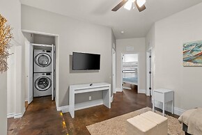 Exceptional Lake Travis Estate w Pool