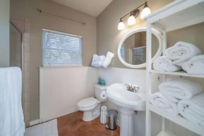 Exceptional Lake Travis Estate w Pool