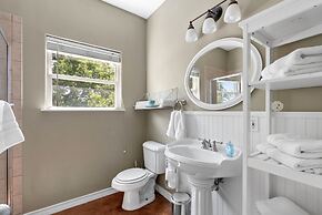 Exceptional Lake Travis Estate w Pool