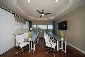 Exceptional Lake Travis Estate w Pool