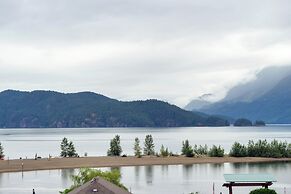 Cozy 1BR Lakeside Retreat