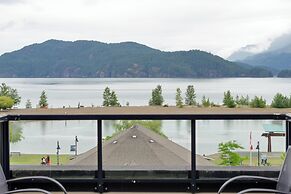 Cozy 1BR Lakeside Retreat