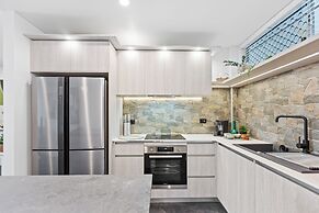 Modern Apartment with Esplanade Views
