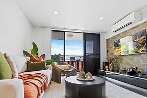 Modern Apartment with Esplanade Views