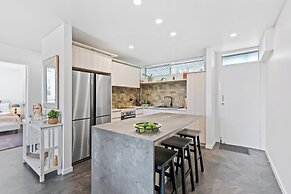 Modern Apartment with Esplanade Views