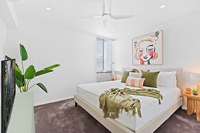 Modern Apartment with Esplanade Views