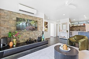 Modern Apartment with Esplanade Views